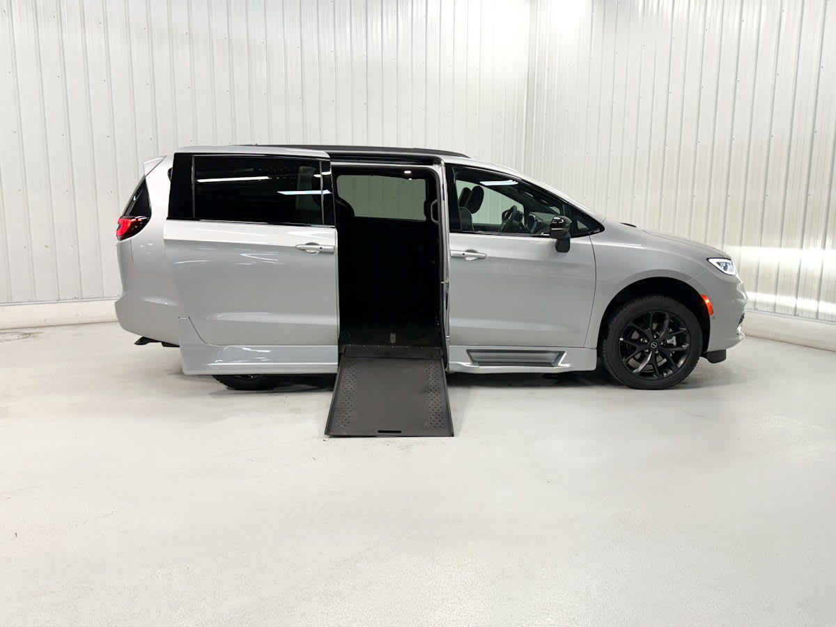 2026 Chrysler Pacifica Limited's photo