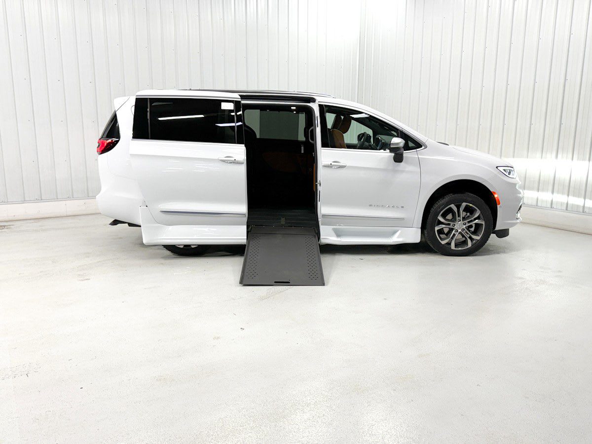 2026 Chrysler Pacifica Pinnacle's photo