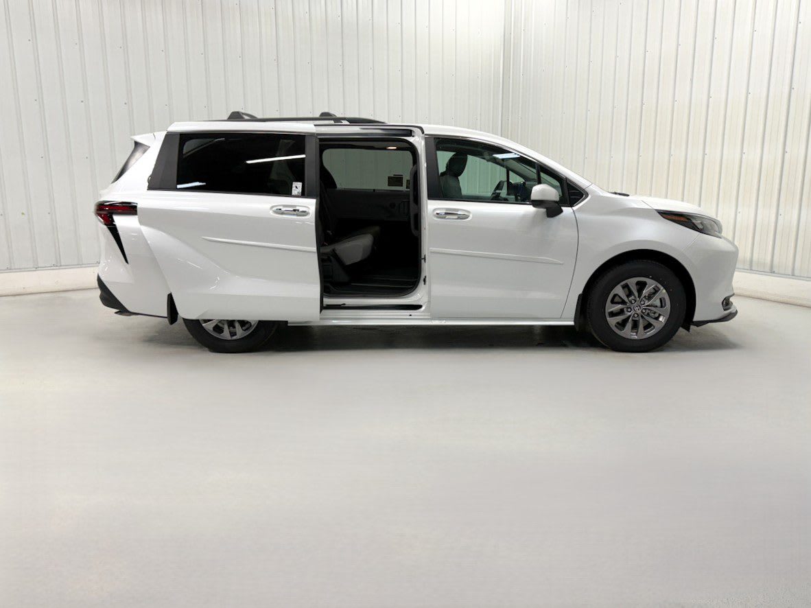 2026 Toyota Sienna XLE 8-Passenger Hybrid FWD's photo
