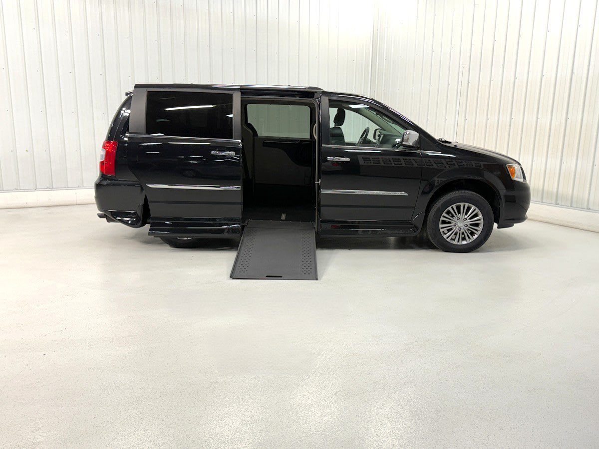 2011 Chrysler Town & Country Limited's photo