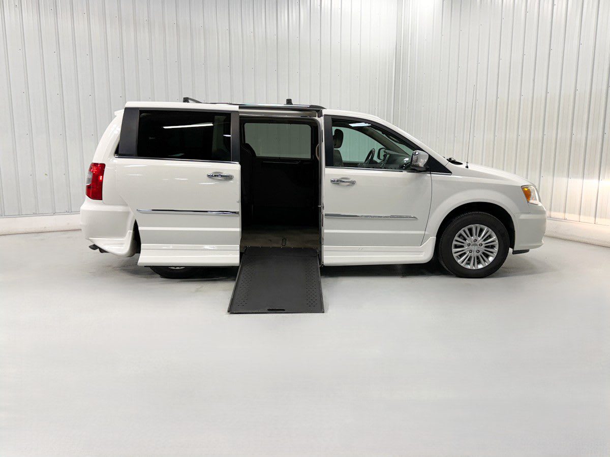 2012 Chrysler Town & Country's photo