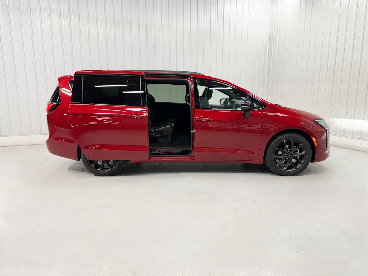 2027 Chrysler Pacifica's photo