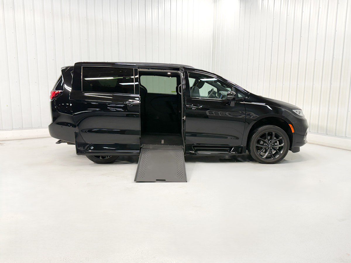 2024 Chrysler Pacifica's photo