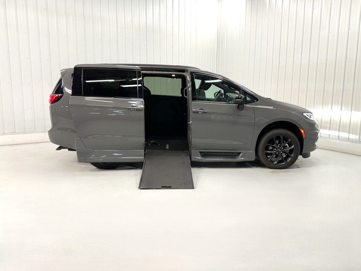 2023 Chrysler Pacifica Limited's photo