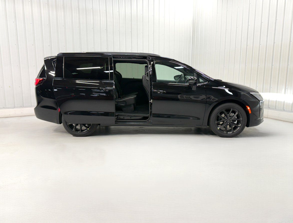 2027 Chrysler Pacifica's photo