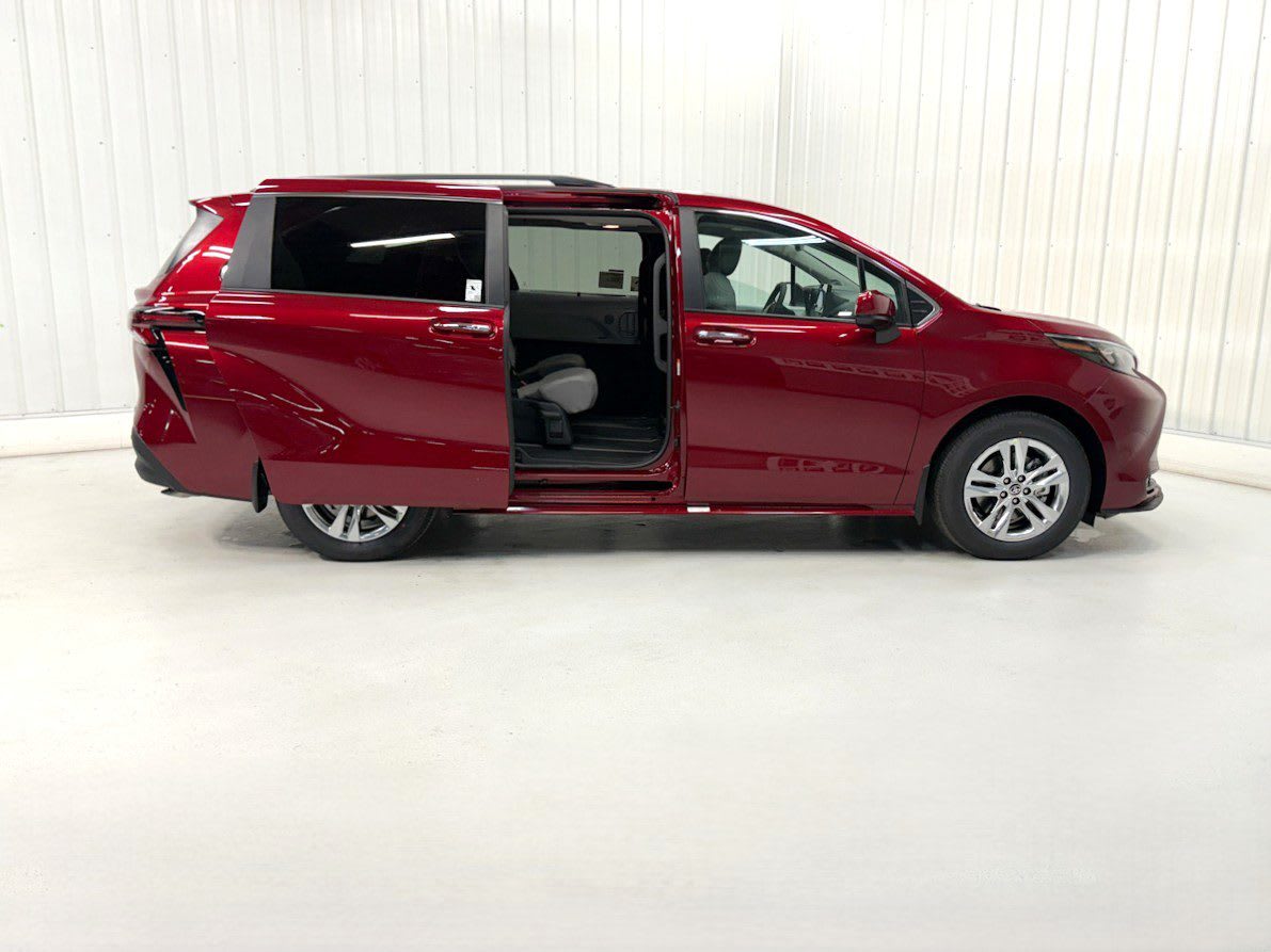 2026 Toyota Sienna XLE 7-Passenger Hybrid FWD's photo