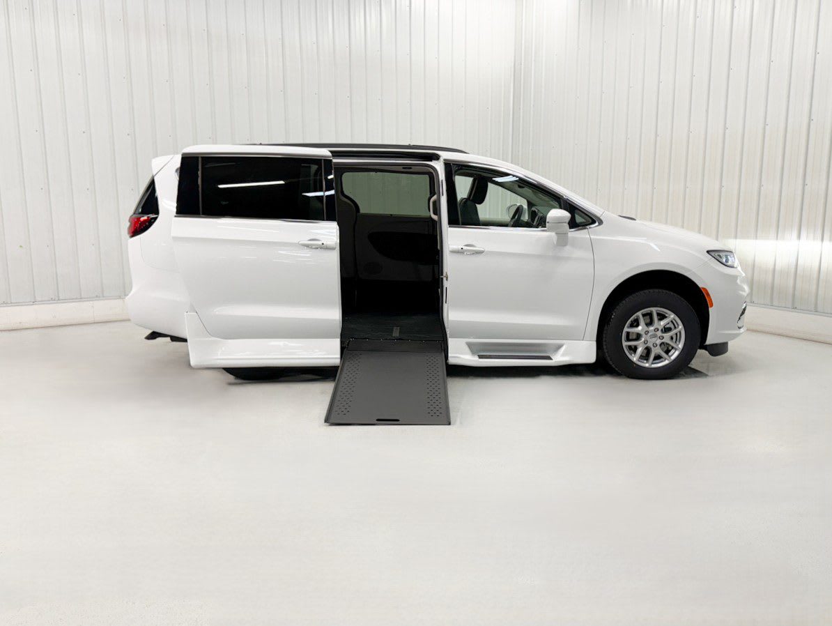 2022 Chrysler Pacifica Touring L's photo