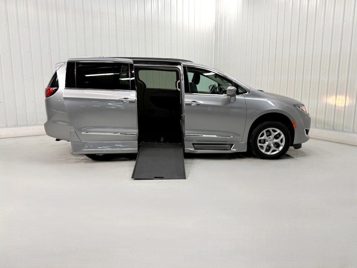 2017 Chrysler Pacifica Touring-L's photo