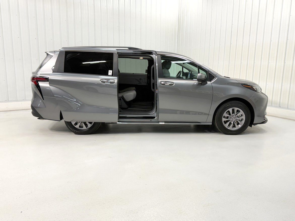 2026 Toyota Sienna XLE 8-Passenger Hybrid FWD's photo