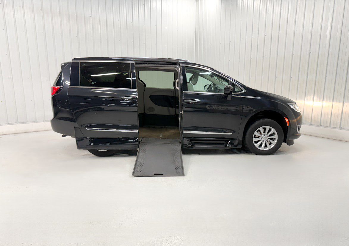 2017 Chrysler Pacifica Touring-L Plus's photo