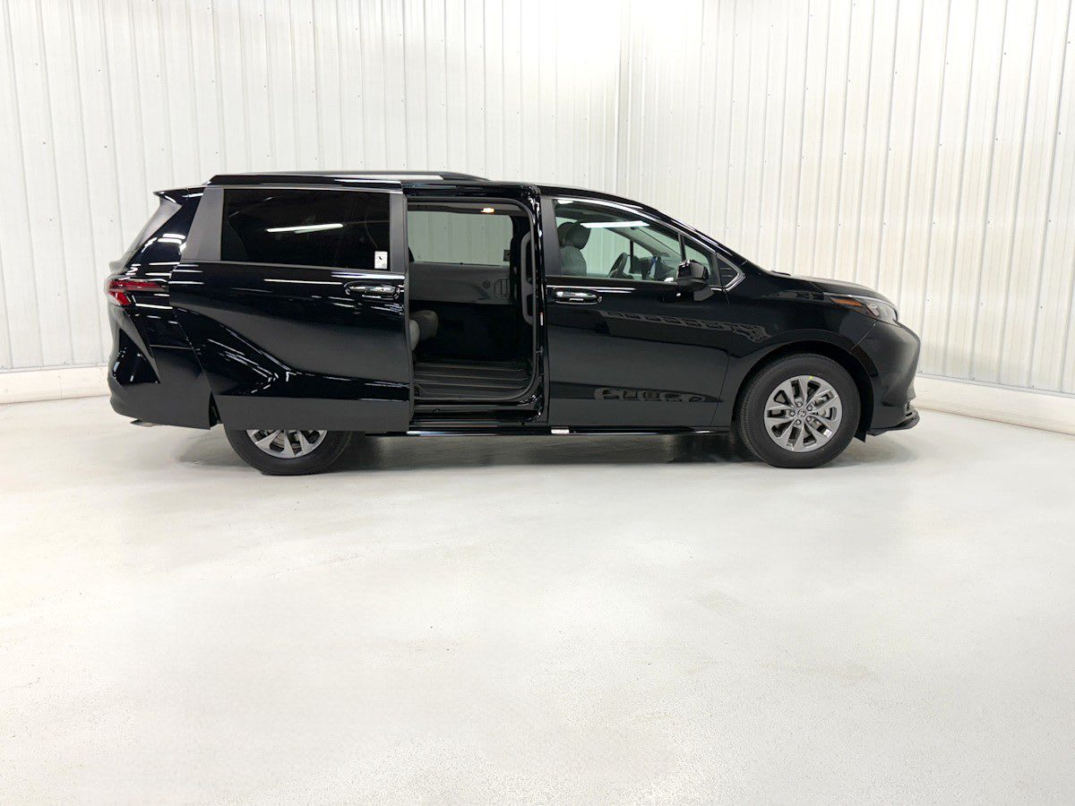 2026 Toyota Sienna XLE 7-Passenger Hybrid FWD's photo