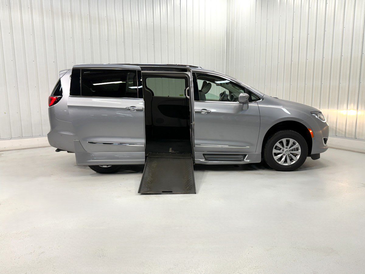 2018 Chrysler Pacifica Touring L's photo