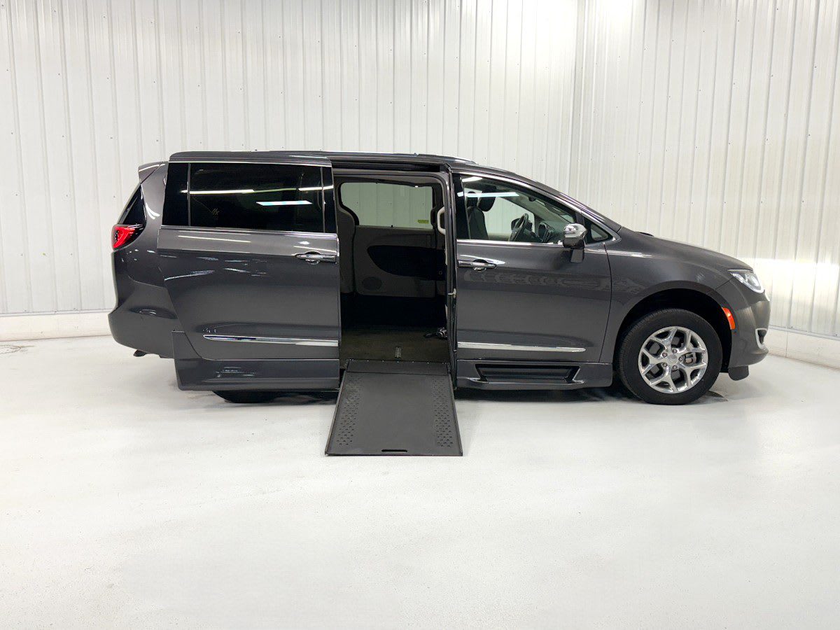 2018 Chrysler Pacifica Limited's photo