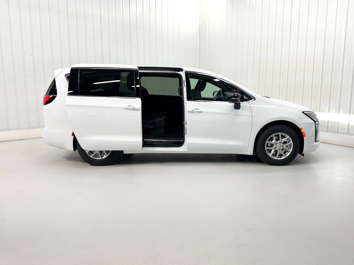2027 Chrysler Pacifica Select's photo