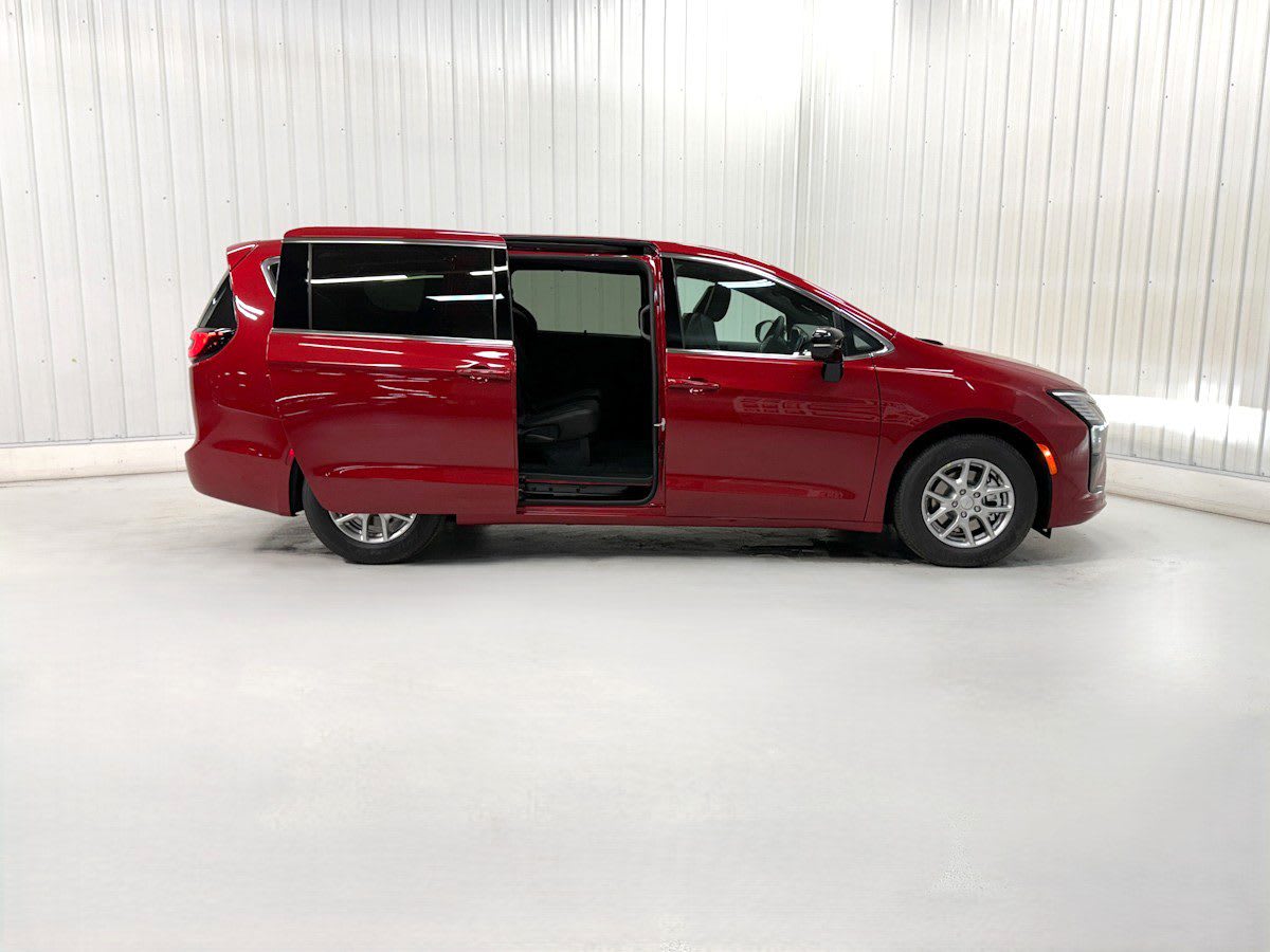 2027 Chrysler Pacifica Select's photo