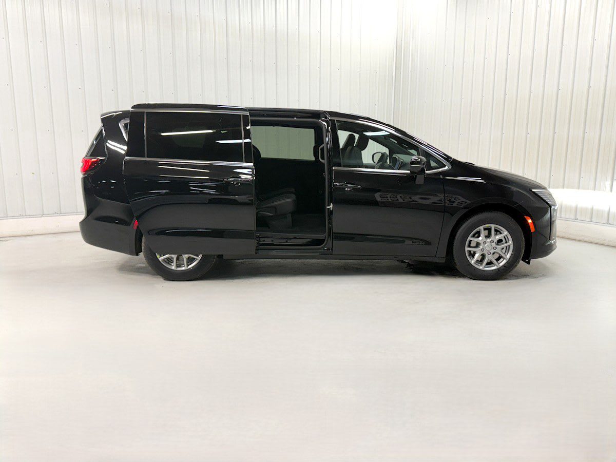 2027 Chrysler Pacifica Select's photo