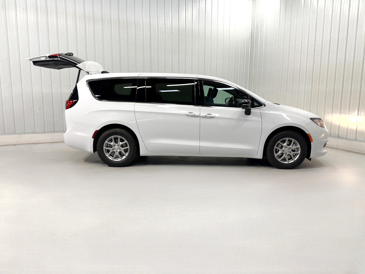 2027 Chrysler Voyager LX's photo