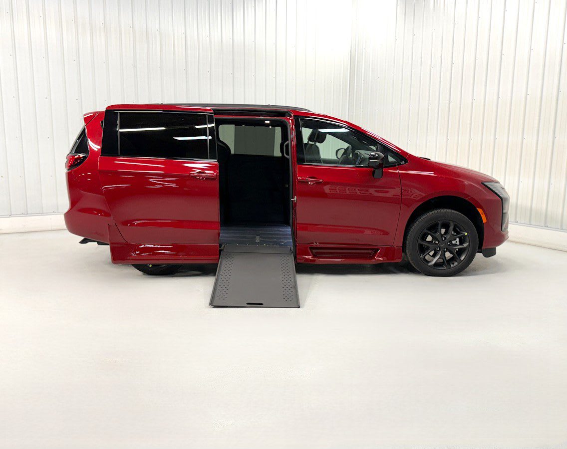 2027 Chrysler Pacifica Limited's photo