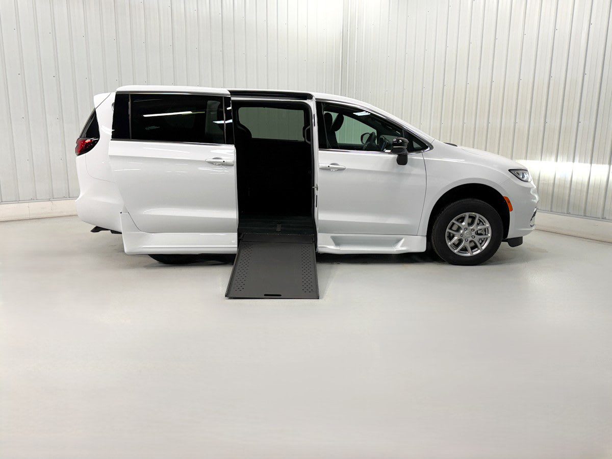 2026 Chrysler Pacifica Select's photo