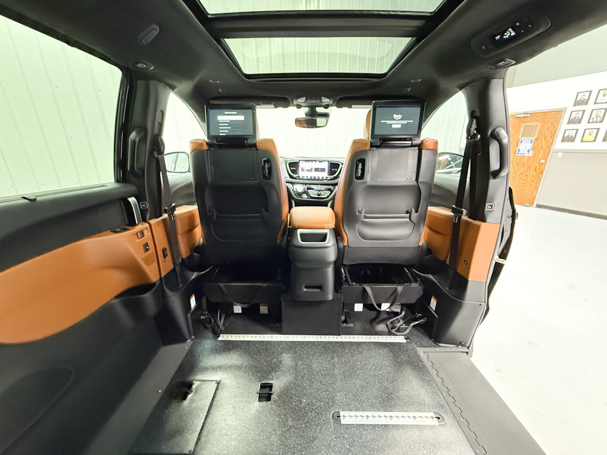 2025 Chrysler Pacifica Pinnacle - Photo 7