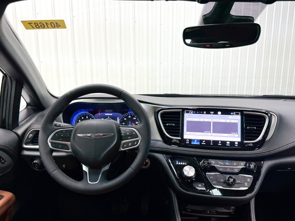 2025 Chrysler Pacifica Pinnacle - Photo 12