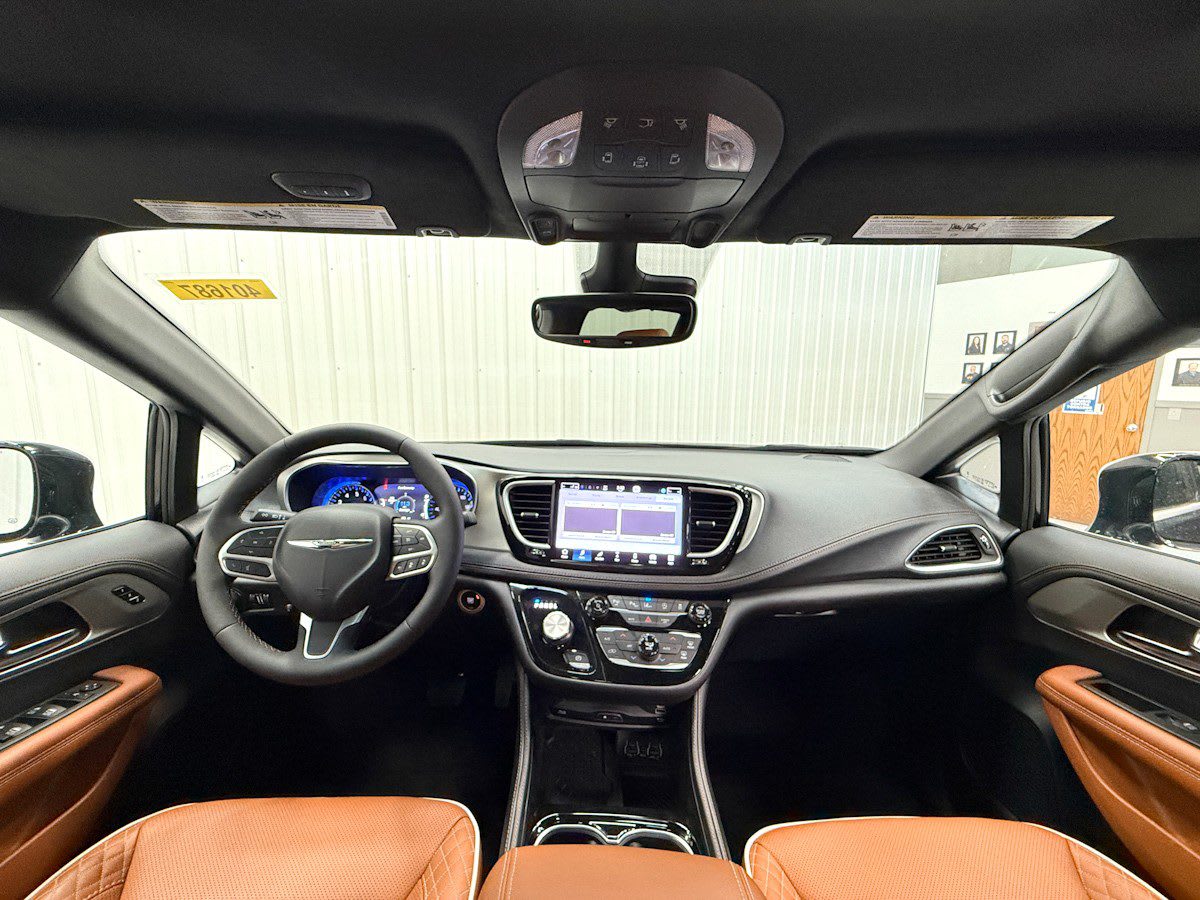 2025 Chrysler Pacifica Pinnacle - Photo 11