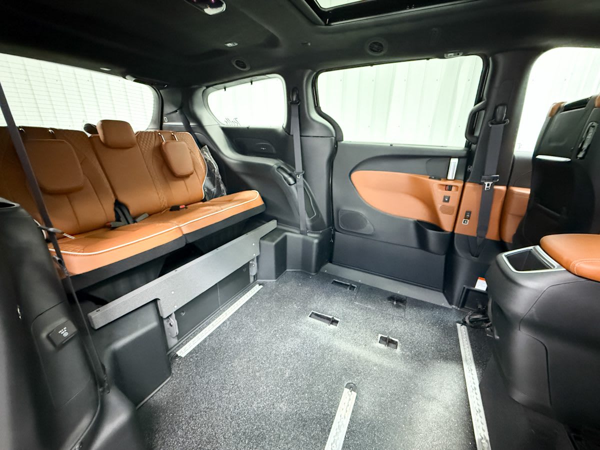 2025 Chrysler Pacifica Pinnacle - Photo 6