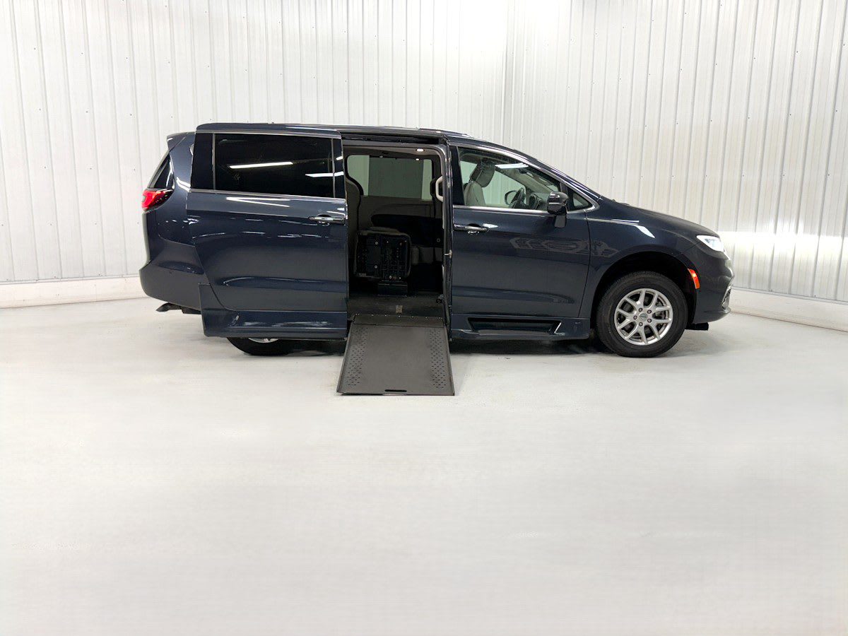 2021 Chrysler Pacifica Touring L's photo