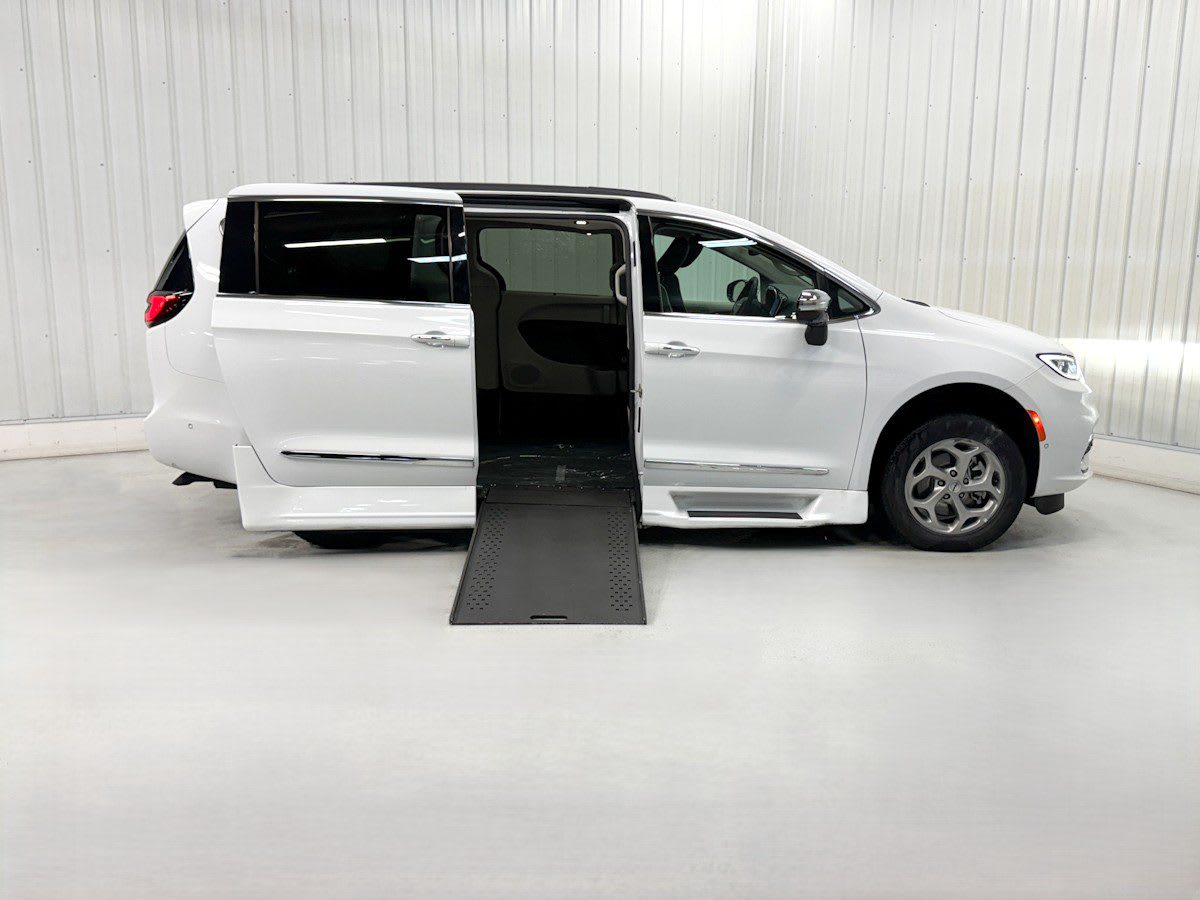 2023 Chrysler Pacifica Limited's photo