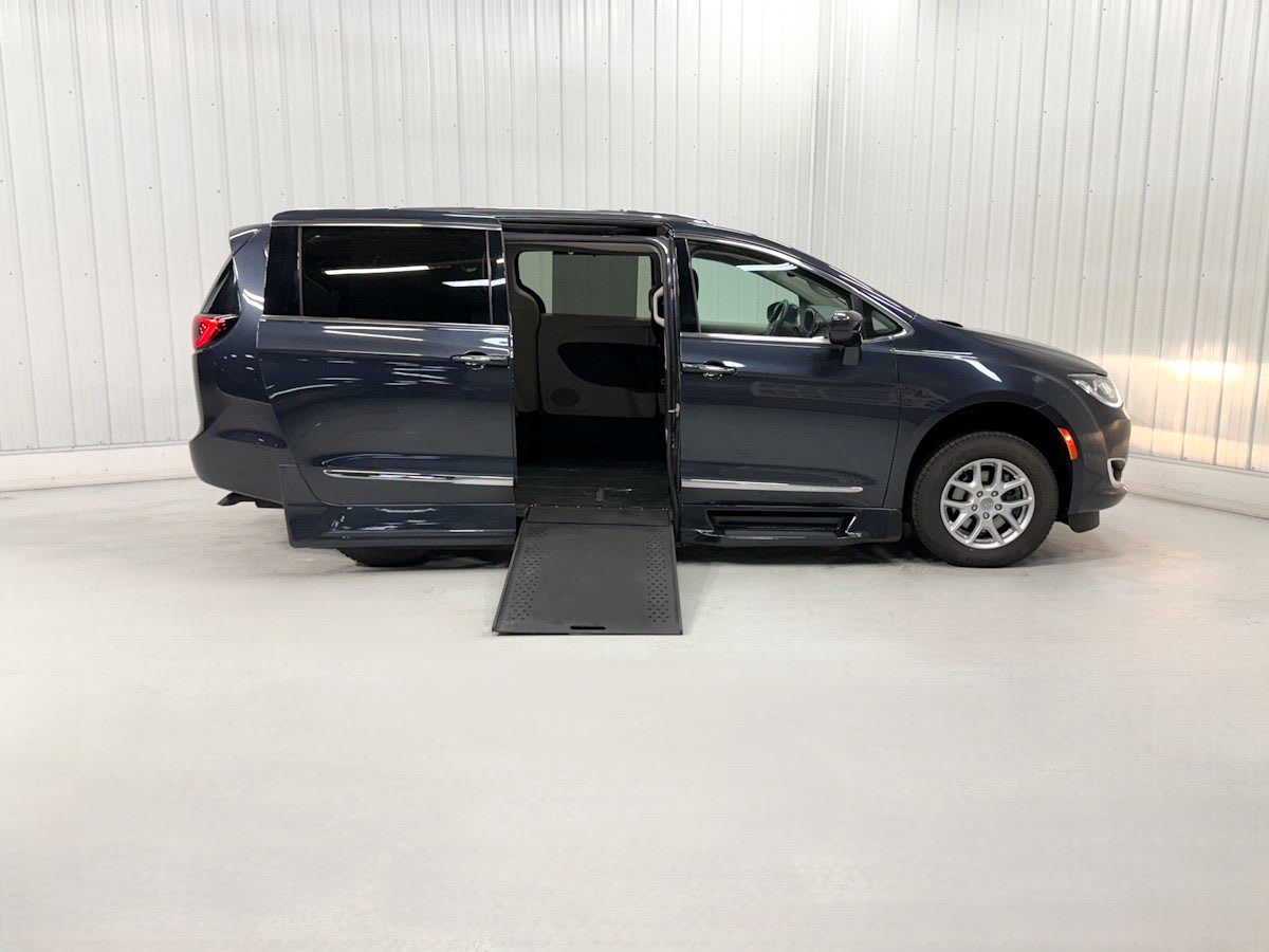 2020 Chrysler Pacifica Touring L's photo
