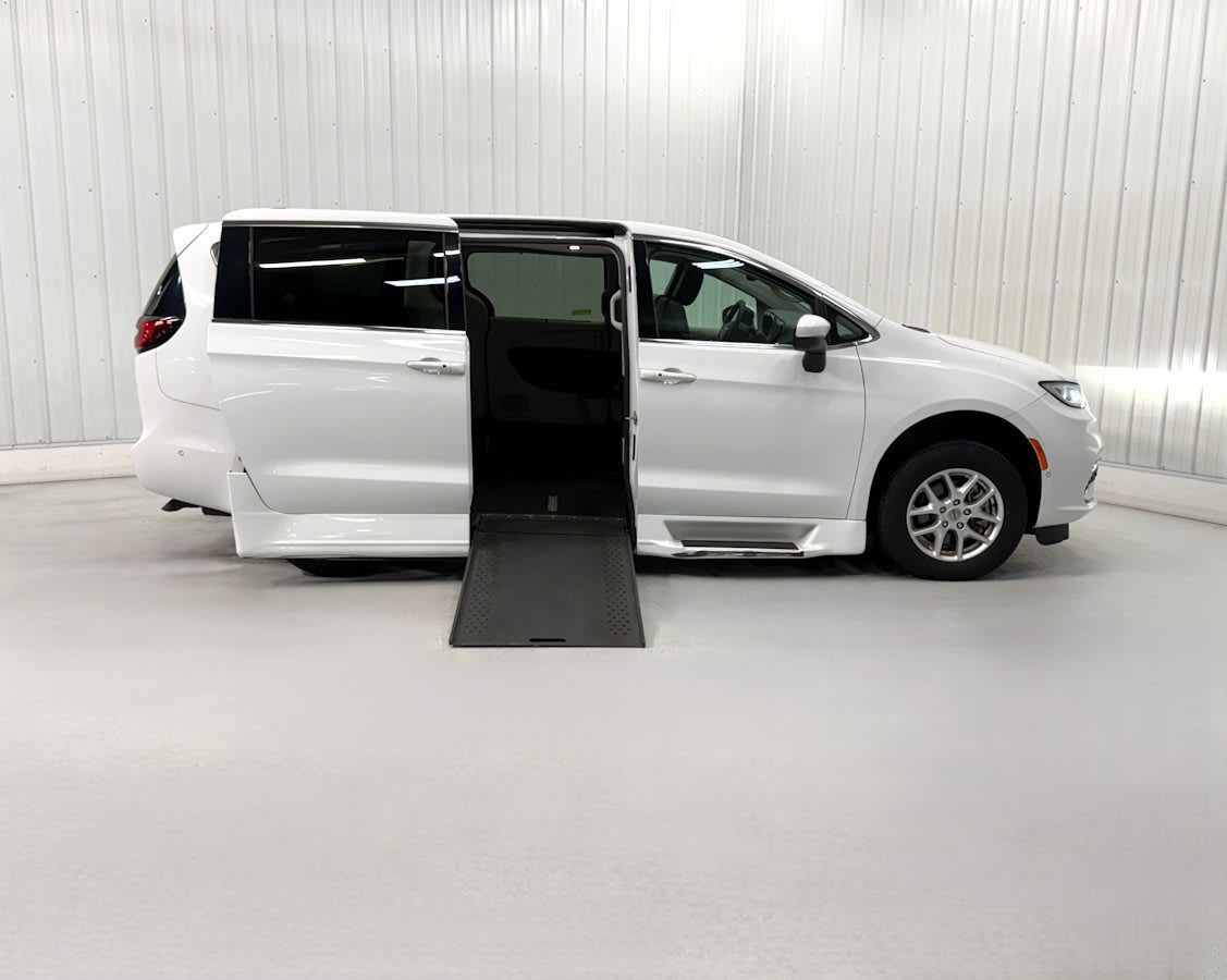 2023 Chrysler Pacifica Touring L's photo