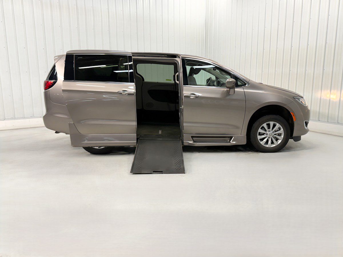 2018 Chrysler Pacifica Touring Plus's photo
