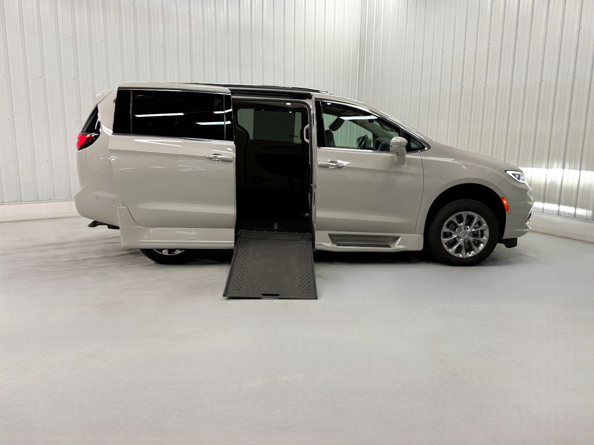 2021 Chrysler Pacifica Touring L's photo