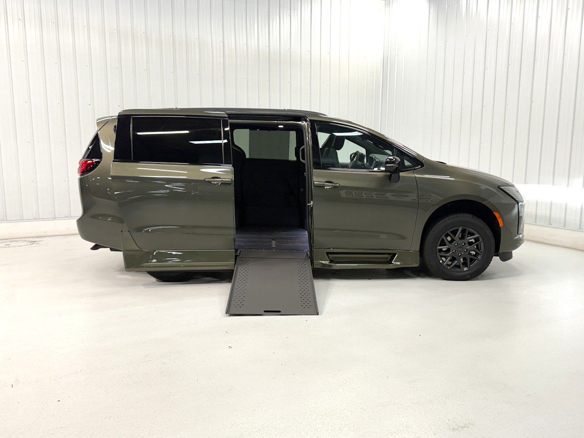 2027 Chrysler Pacifica Select's photo