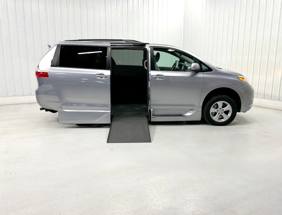 TOYOTA SIENNA LE