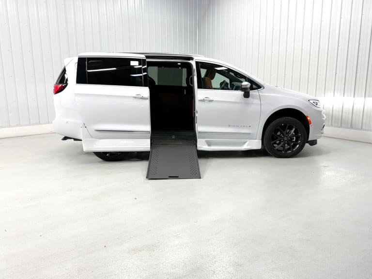 CHRYSLER PACIFICA PINNACLE