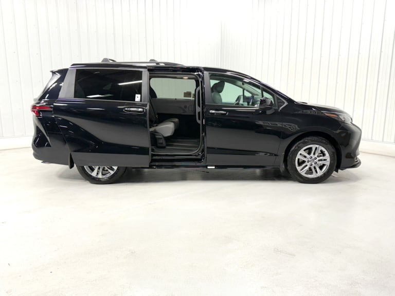 TOYOTA SIENNA HYBRID XLE