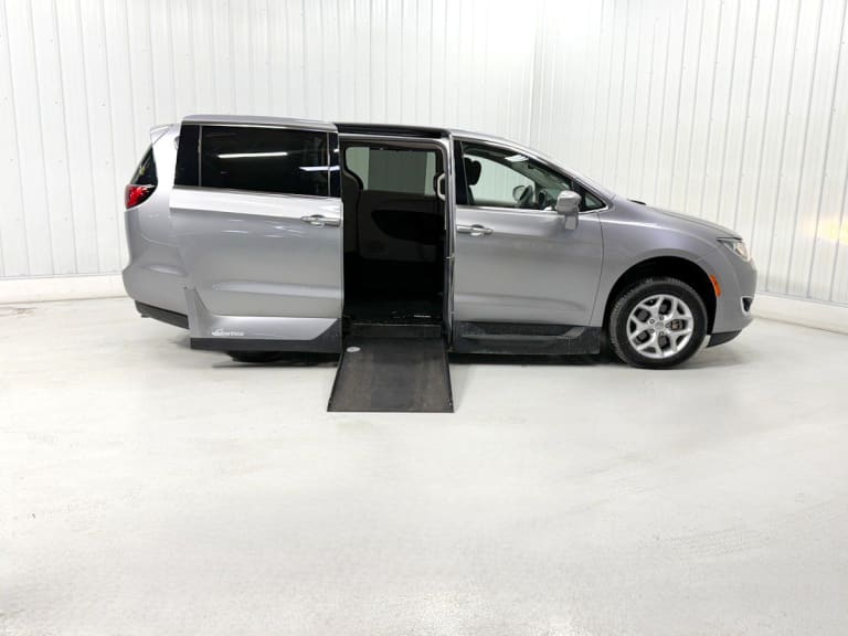 CHRYSLER PACIFICA TOURING+