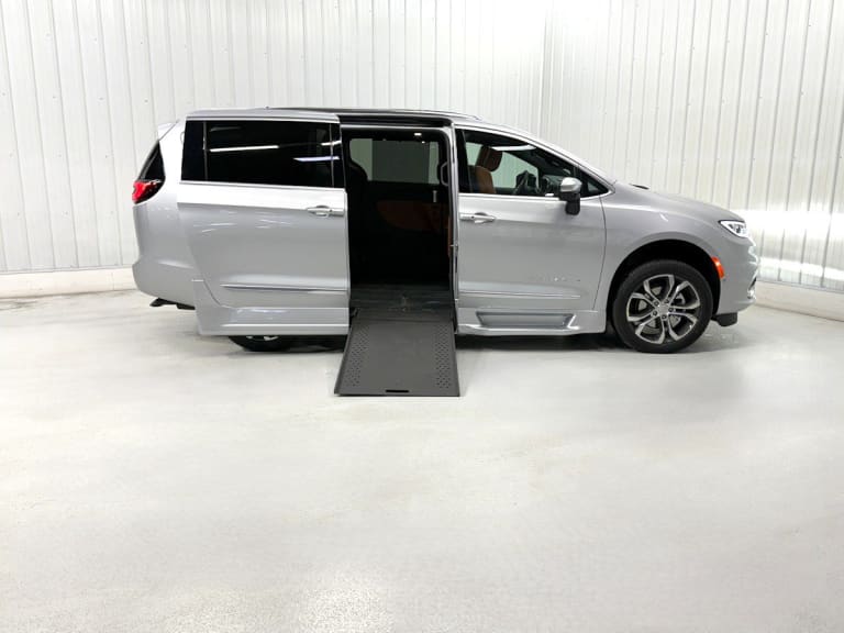 CHRYSLER PACIFICA PINNACLE