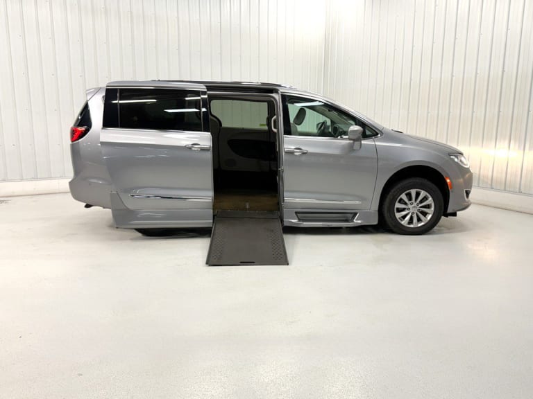 CHRYSLER PACIFICA TOURING-L