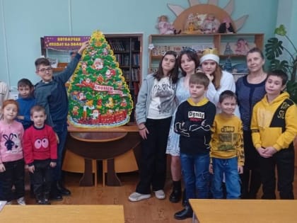 Возле елки кружат маски, словно только что из сказки!