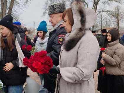 Полицейские Кировского округа приняли участие в церемонии открытия новой мемориальной доски памятника землякам, погибшим при выполнении воинского долга