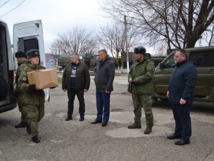 Маскировочные сети и спецодежду передали бойцам СВО