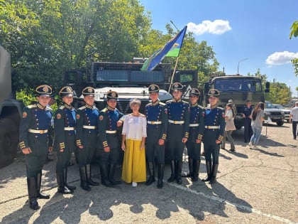 Юнармейцы Невинномысска поздравили военных с Днем ВДВ