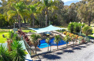 FREEHOLD - Motel Views Yackandandah VIC - 1P0373