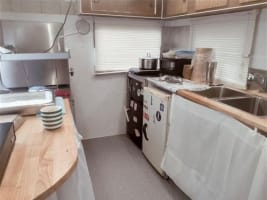 DJ'S DONUTS & SHAKES - LOW OVERHEADS