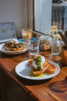 (SOLD) 5 Day Cafe *Full Commercial Kitchen + Courtyard [1804031]