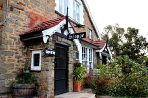 AWARD WINNING "GRASSHOPPER ROADHOUSE & RESTAURANT" - WITH  2 RESIDENCES