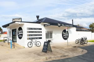 CAFE BUSINESS & HOUSE FOR SALE - Painters Cafe, Corowa NSW - 1P0542