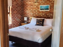 HOLIDAY COTTAGES, COASTAL, MOTEL